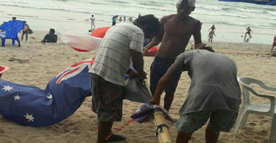 POLISI TURUNKAN BENDERA ASING YANG SUDAH SEMINGGU BERKIBAR DI PANTAI KUTA