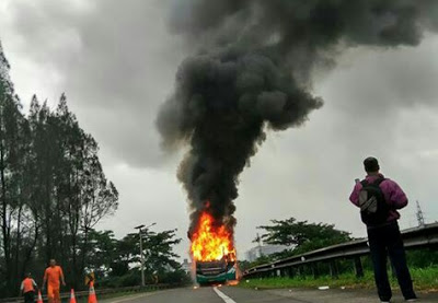 Bus Bandung Express Terbakar di Gerbang Tol Buah Batu