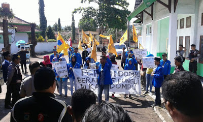 Aksi Demo PMII “Bebaskan Dompu dari Praktek Pungli”