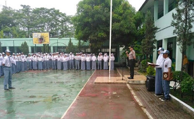 Kapolsek Cileungsi Sampaikan Himbauan Kepada Pelajar Saat Pimpin Upacara Bendera di SMAN 1 Cileungsi