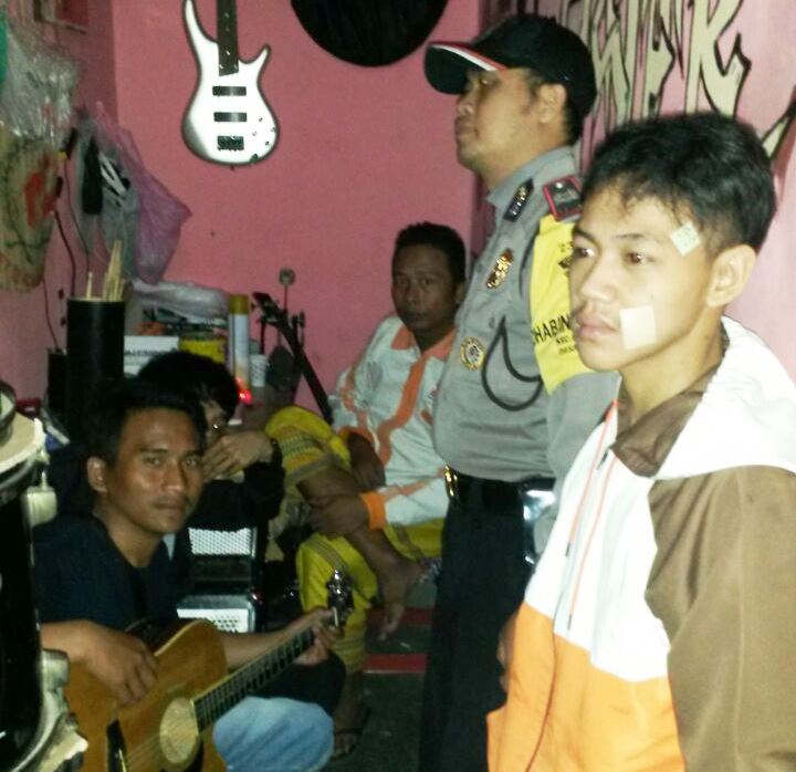 Ganggu Kenyamanan Warga, Bhabinkamtibmas Polsek Megamendung Tegur Pemuda Nongkrong & Nyanyi pada Malam Hari