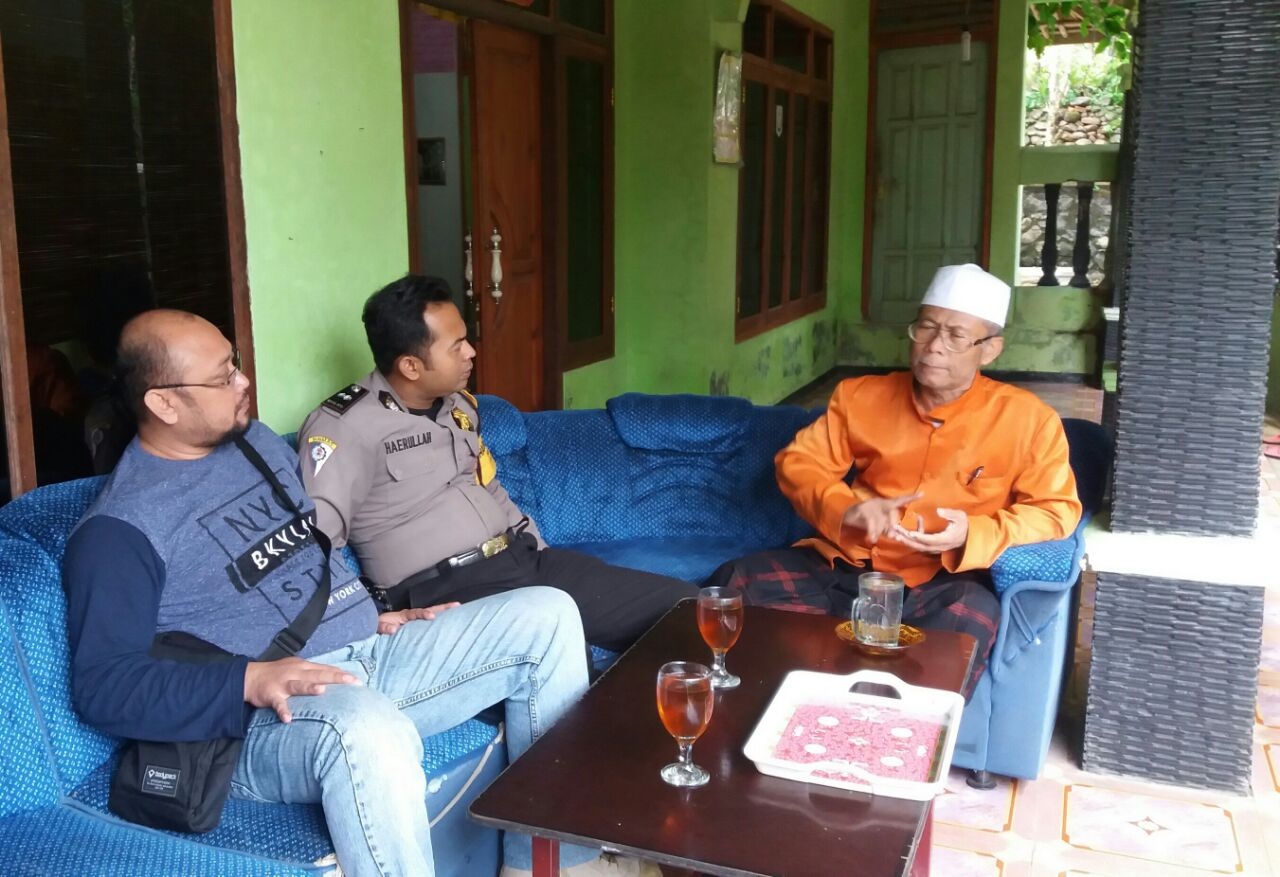 Bhabinkamtibmas Polsek Sukamakmur melaksanakan kegiatan silaturahmi kamtibmas ke Ponpes Al Barqiyah Assalafiah
