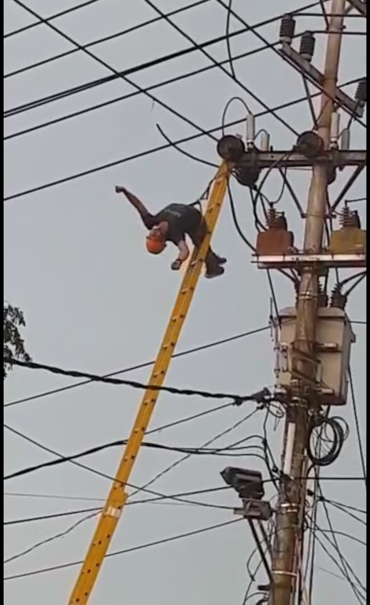 Petugas Lapangan PLN Pontianak, Tersengat Listrik Saat Memperbaiki Gardu Listrik Di Jalan Tritura