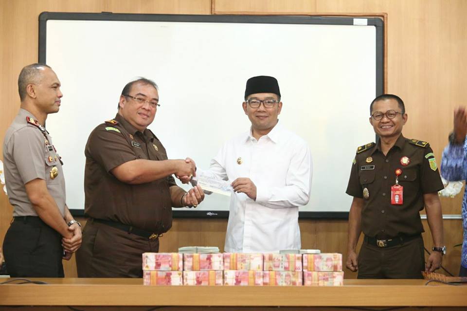 Kepala Kejaksaan Negeri Kota Bandung Serahkan Barang Bukti Hasil Korupsi Pada Pemkot Bandung