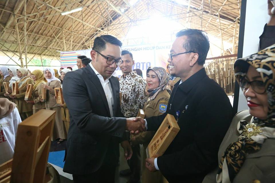 Ridwan Kamil Serahkan Penghargaan Adiwiyata Tingkat Kota Bandung