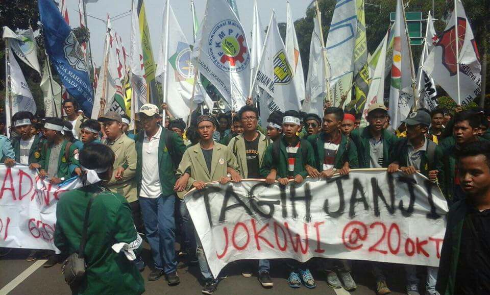 Aksi Unjuk Rasa Mahasiswa 3 Tahun Jokowi – JK Dibiarkan Berlangsung Sampai Malam