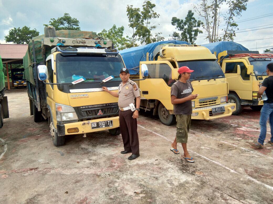Polsek Jagoi Babang Amankan 4 Mobil Truck Yang Membawa Barang Selundupan Dari Malaysia