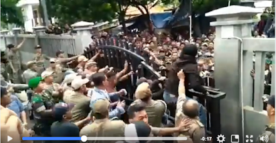 Bentrok Masa Ormas GMBI dan Satpol PP di Kota Bekasi