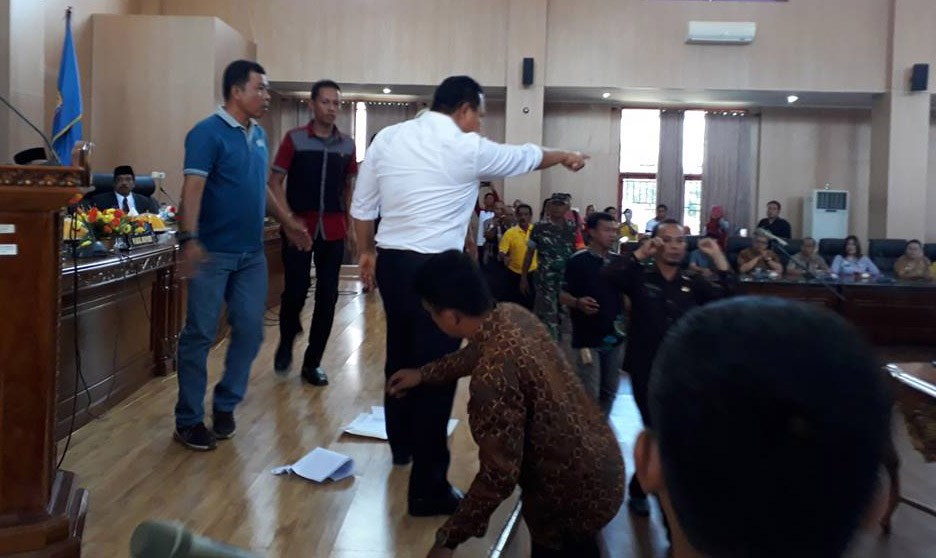 Wabup Morowali Utara Lakukan Aksi Koboi Saat Pelantikan Pejabat
