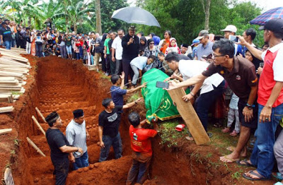 Suasana Haru, Iringi Pemakaman Masal Korban Lakalantas Tanjakan Emen