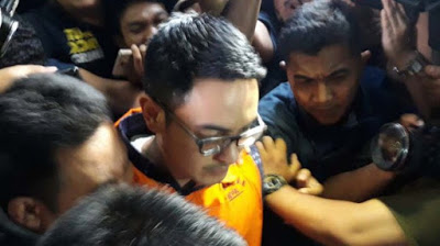 Sah !!! Gubernur Jambi Zomi Zola Kenakan Rompi Oranye KPK