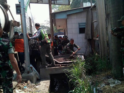 Tim Satgas Sektor 21 Citarum Harum Segel Pake Cor Saluran Buangan Limbah