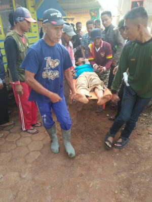 Bangunan Bumdes Desa Ciptaharja Bandung Barat  Roboh, Dua Pekerja Dilarikan ke Rumah Sakit