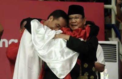 Mantap Pisan Euyy !!! Jokowi dan Prabowo Berpelukan Rayakan Kemenangan Emas Pencak Silat