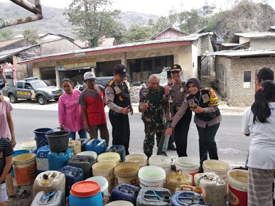 Polres Cimahi Salurkan Bantuan Air Bersih  Kepada Warga Sebanyak 3 Tangki