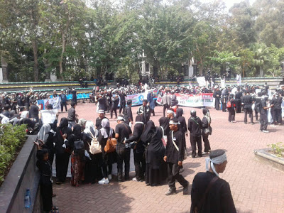 Ratusan Guru Honorer Purwakarta Berunjuk Rasa Tuntut Diangkat PNS