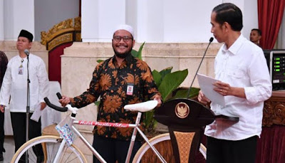 Jokowi Kembali Bagi-bagi Sepeda, Fadli Zon: Mana Ada Sih Presiden Di Seluruh Dunia Yang Bagi-bagi Sepeda
