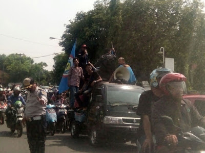Ribuan Buruh Demo,  Jalan Utama di Purwakarta Lumpuh