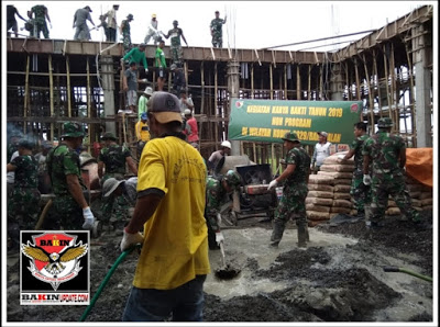 Anggota Kodim 0829  Bangkalan Bersama Masyarakat Bantu Pembqngunan Masjid Nurul Hikmah