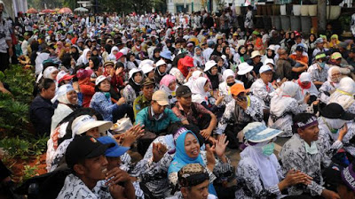 Koordinator K2 Indonesia: Honorer Yang Ingin Bertemu Presidennya Dibiarkan di Jalan