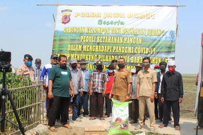 Peduli Ketahanan Pangan, Polda Jabar Beri Bantuan Pada Petani Di Blanakan Kabupaten Subang