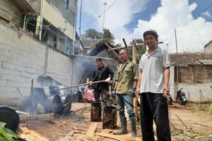Kegitan Kerja Bakti Pengaspalan Jalan Warga RW. 10 Awiligar