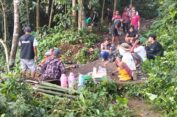 Warga Kampung Ciseureuh Cisaat Sukabumi Gotong Royong Bangun Jalan Ke Pemakaman